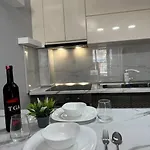 شقة Modern Near The *